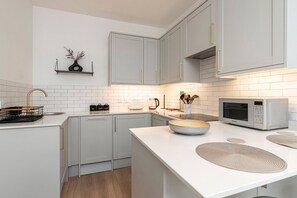 Kühlschrank, Mikrowelle, Ofen, Herdplatte