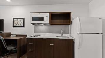 Full-size fridge, microwave, stovetop