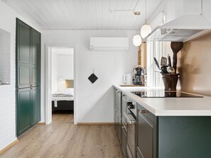 Køleskab, ovn, opvaskemaskine, køkkentøj/tallerkener/redskaber