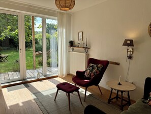 Smart-TV, Kamin, Tischtennisplatte, Bücher