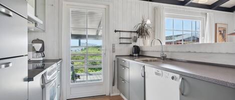 ثلاجة، ميكروويف، فرن، غسالة أطباق