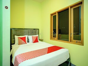 Standard Double Room | Desk, laptop workspace, free WiFi, bed sheets - Hotel O Parapat Near Dermaga Ajibata Formerly Pudan Residence 2 (Parapat)