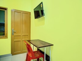 Escritorio, espacio para trabajar con laptop y wifi gratis 