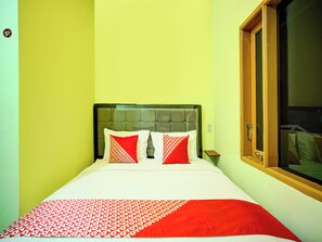 Standard Double Room | Desk, laptop workspace, free WiFi, bed sheets - Hotel O Parapat Near Dermaga Ajibata Formerly Pudan Residence 2 (Parapat)