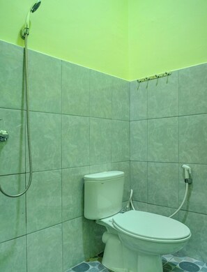 Deluxe Twin Room | Bathroom | Shower, rainfall showerhead, free toiletries, bidet - Hotel O Parapat Near Dermaga Ajibata Formerly Pudan Residence 2 (Parapat)