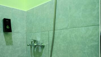 Standard Twin Room | Bathroom | Shower, rainfall showerhead, free toiletries, bidet