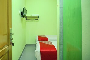 Standard Twin Room | Desk, laptop workspace, free WiFi, bed sheets