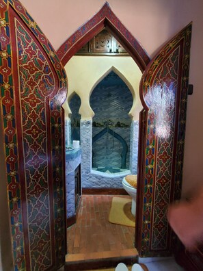 Douche, sèche-cheveux, bidet, serviettes fournies