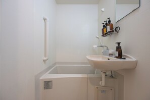 Deluxe Twin Room, Non Smoking | Bathroom | Combined shower/bathtub, free toiletries, hair dryer, slippers