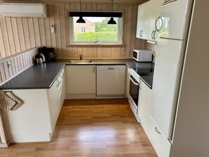 Kjøleskap, mikrobølgeovn, ovn og oppvaskmaskin