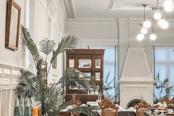 Daily continental breakfast (EUR 15.94 per person)