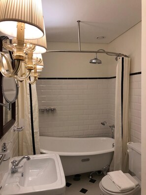 A bathroom with a bathtub, a sink, and a toilet. - GRANDE HOTEL PARIS by STAY HOTELS (Porto)