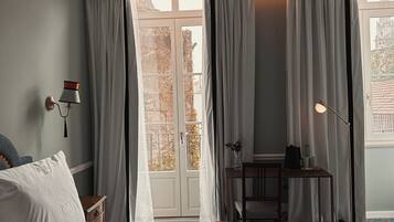 Habitación superior con 2 camas individuales | 1 habitación, escritorio y espacio para trabajar con laptop