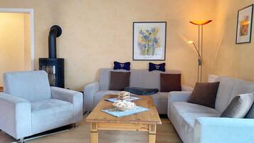 Televisión, chimenea, reproductor de DVD y estéreo