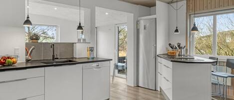 Kühlschrank, Mikrowelle, Ofen, Geschirrspüler