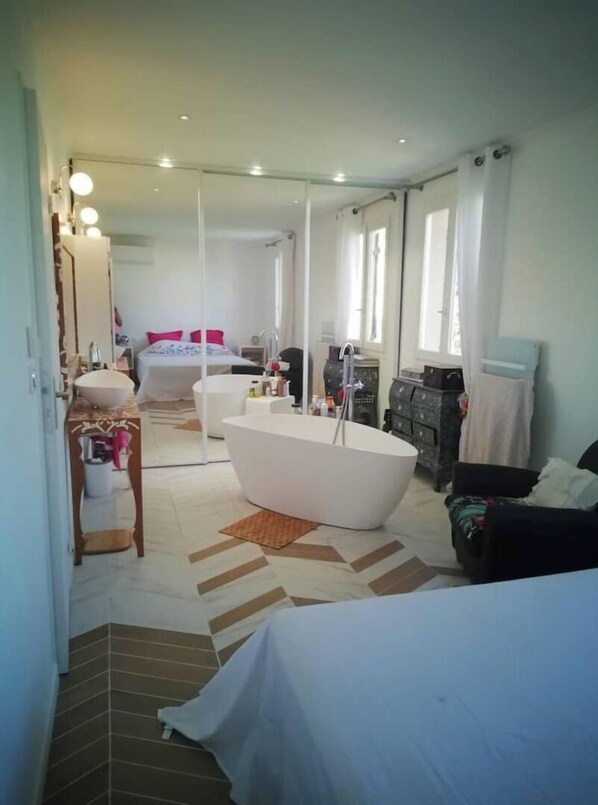 2 bedrooms, desk, iron/ironing board, free WiFi