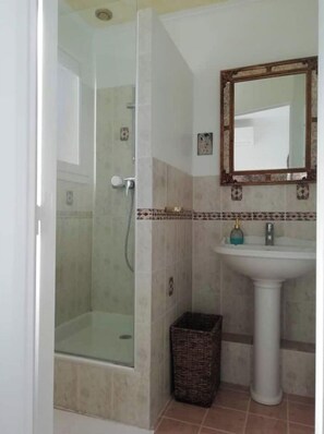 Sèche-cheveux, serviettes fournies, papier toilette