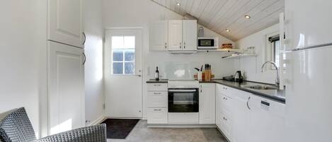Refrigerador, microondas, lavavajillas y utensilios de cocina