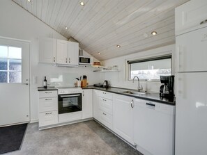 Kühlschrank, Mikrowelle, Geschirrspüler, Kochgeschirr/Geschirr/Besteck