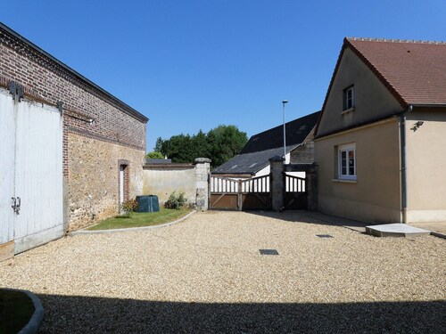 Maison rénovée avec jardin, 3 chambres, à 10 min de Chartres, idéale pour familles et escapades romantiques