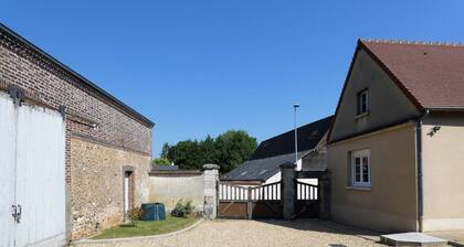 Maison rénovée avec jardin, 3 chambres, à 10 min de Chartres, idéale pour familles et escapades romantiques
