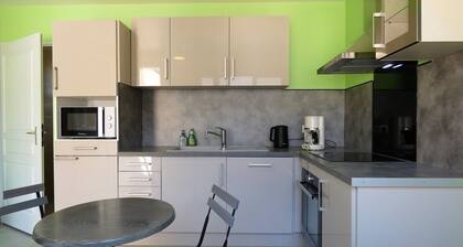 Maison rénovée avec jardin, 3 chambres, à 10 min de Chartres, idéale pour familles et escapades romantiques