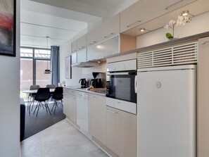Fridge, microwave, dishwasher, cookware/dishes/utensils
