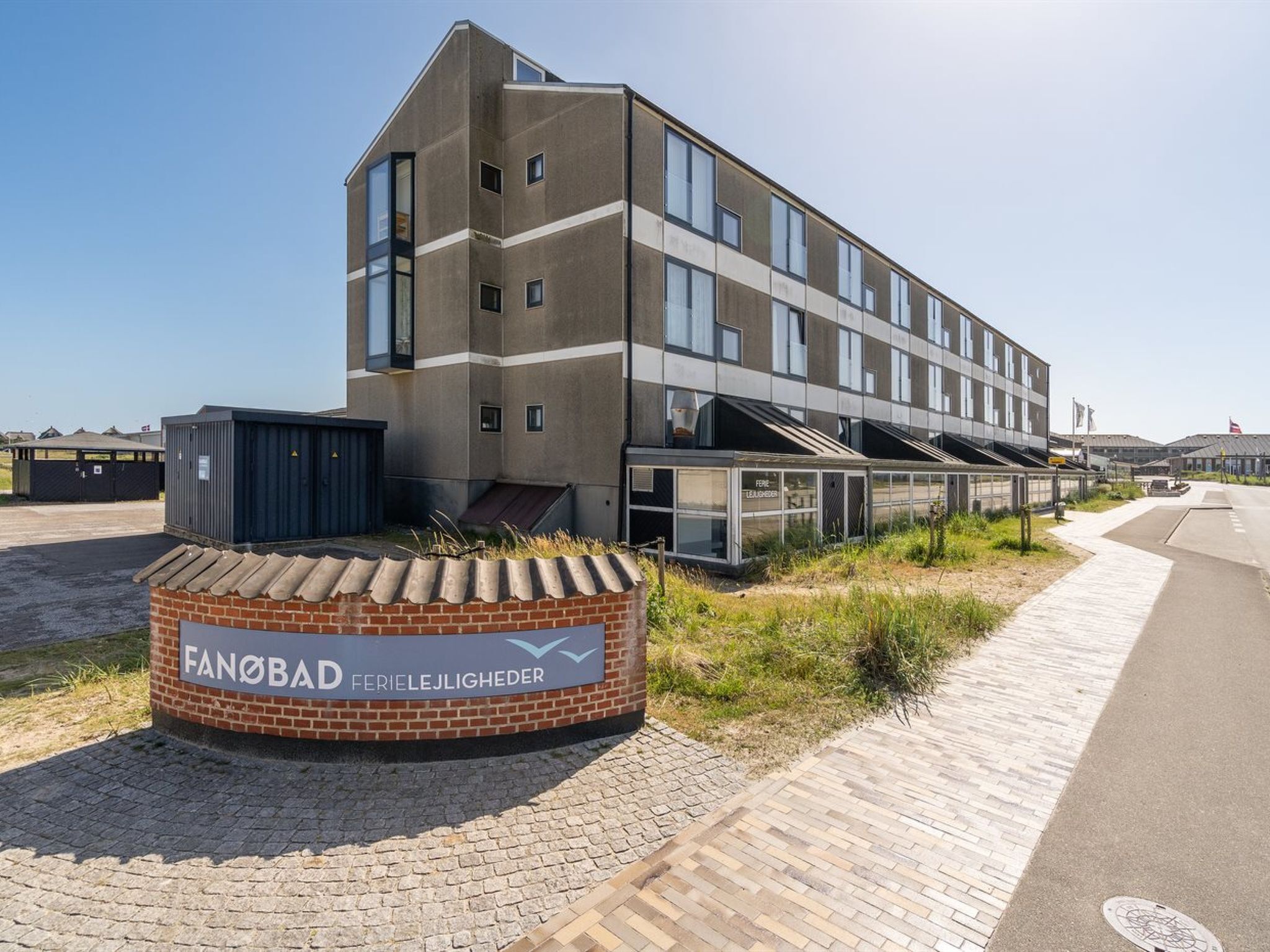 A modern building with a sign reading "FANOBAF FERIELEJLIGHEDER".