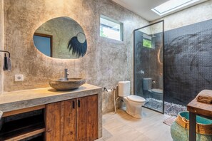 Douche, articles de toilette gratuits, savon, shampoing
