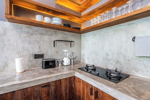 Refrigerador, parrilla de estufa, tostadora y licuadora 