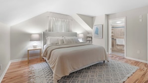 4 bedrooms, iron/ironing board, WiFi, bed sheets - Irondequoit | Walk to Lake Ontario | Fire Pit (Rochester)
