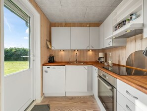 Køleskab, mikrobølgeovn, opvaskemaskine, køkkentøj/tallerkener/redskaber