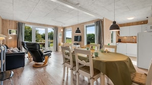 Une cuisine moderne avec des armoires blanches et un four encastré.