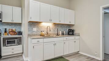 Réfrigérateur, micro-ondes, four, plaque de cuisson