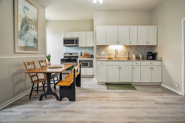 冷蔵庫、電子レンジ、オーブン、コンロ