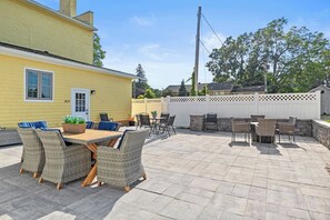 Outdoor dining - Canandaigua Efficiency Apt | FLX Wineries (Canandaigua)