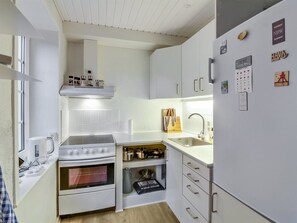Køleskab, køkkentøj/tallerkener/redskaber