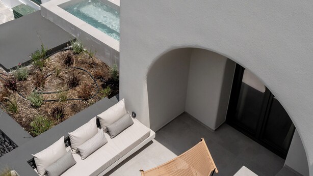 Une terrasse sur le toit dotée d’une piscine, d’un espace salon et de jardinières.