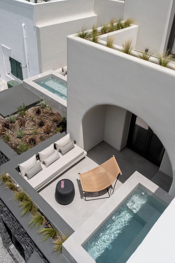 Senior Suite, outdoor Tub | 1 quarto, roupas de cama premium, cofres nos quartos, Wi-Fi de cortesia