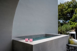 Senior Suite, outdoor Tub | 1 dormitorio, ropa de cama de alta calidad, caja fuerte y wifi gratis