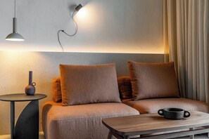 Senior Suite, outdoor Tub | 1 quarto, roupas de cama premium, cofres nos quartos, Wi-Fi de cortesia