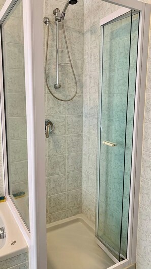 Een douche, een haardroger, een bidet, handdoeken