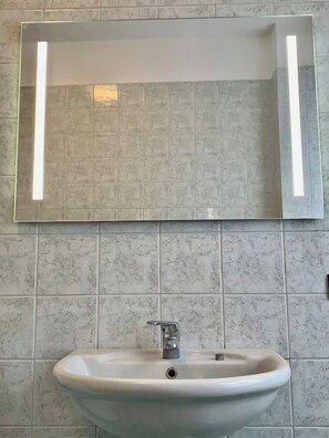 Doccia, asciugacapelli, bidet, asciugamani