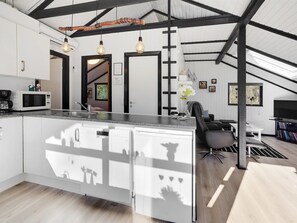 Een koelkast, een microgolfoven, een oven, een vaatwasser