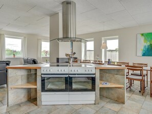 Kjøleskap, mikrobølgeovn, oppvaskmaskin og høy barnestol