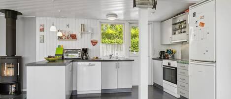 ثلاجة، فرن، غسالة أطباق، كرسي للأطفال