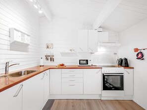 Kjøleskap, mikrobølgeovn, ovn og oppvaskmaskin