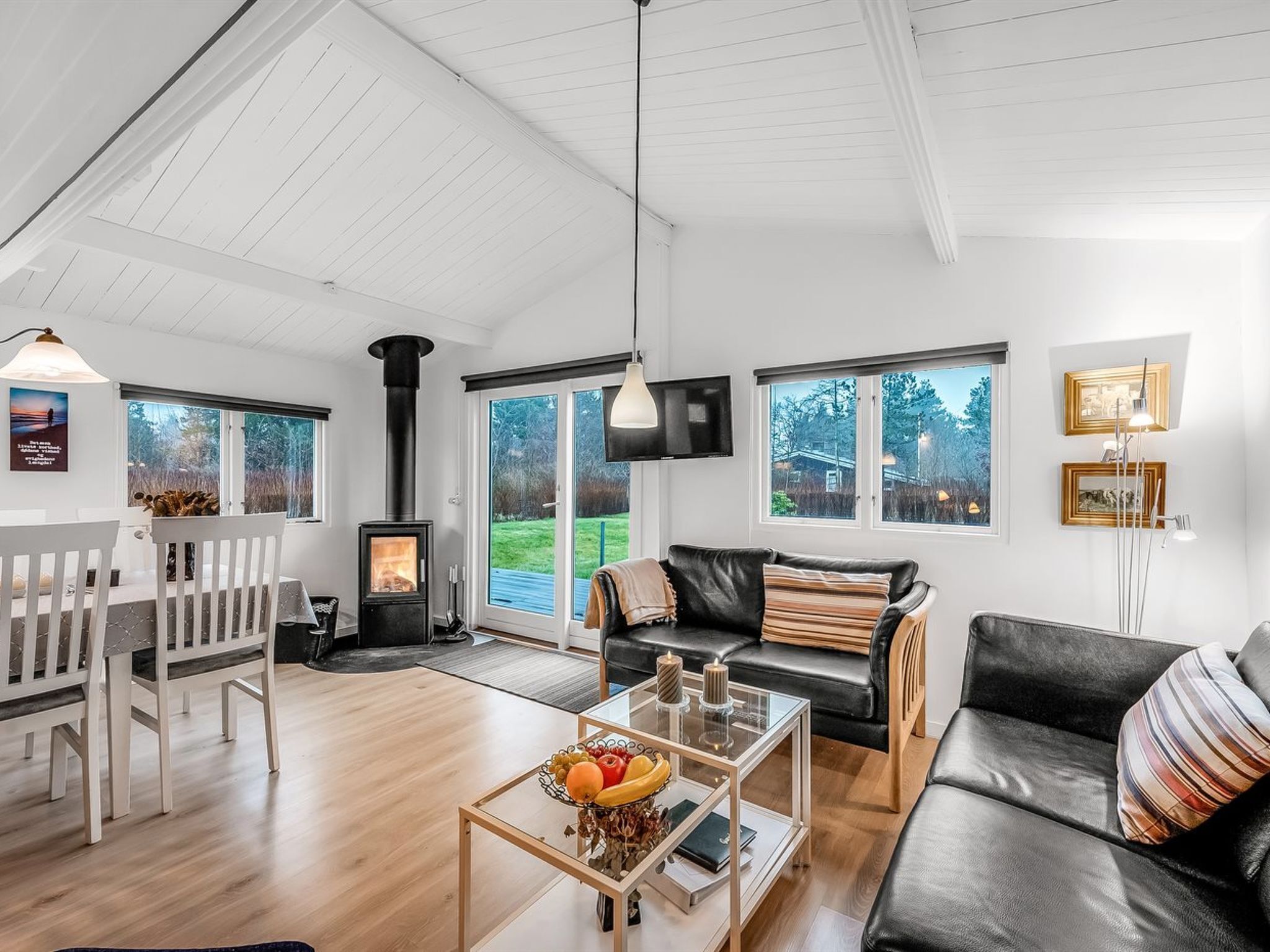 Una televisión, una chimenea