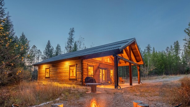 A log cabin with a fire pit and two chairs in front. - Frontier Cabin, 7 min to Glacier, Fire Pit (Coram)