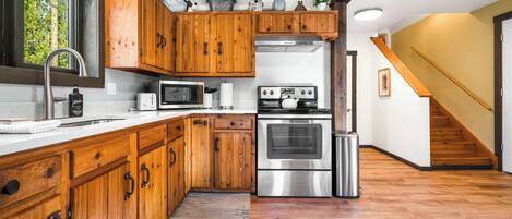 Frigorífico, microondas, horno y placa de cocina